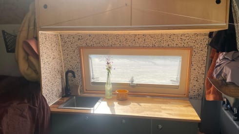 Bob – Funky 2-person off-grid sprinter with fixed bed