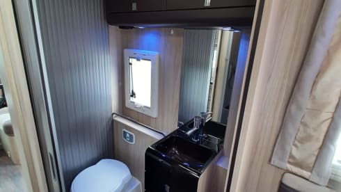 CI X-TIL – Very luxurious 4 person camper with queen bed and pull-down bed, lots of storage space