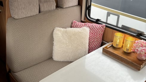 LMC Family Alcove Camper 6 persons Space saver! 