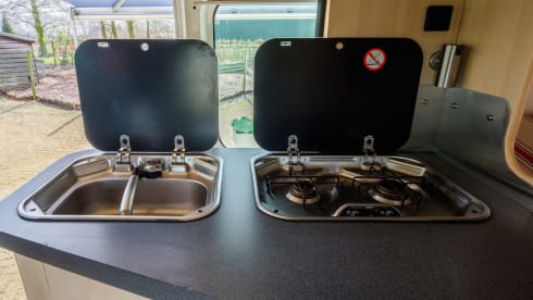 De Klaproos – Luxury 2-person camper with spacious fixed double bed!