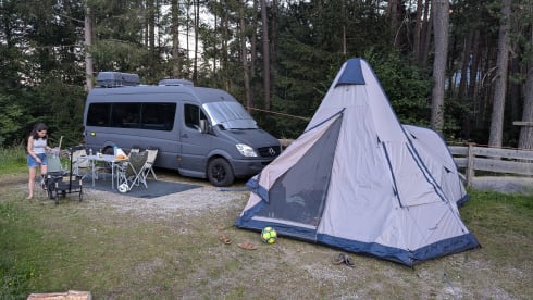 De Avonturierbus 🚐 – Zweisitziger Mercedes-Benz Bus aus dem Jahr 2010