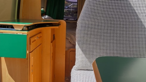 De Groene Draeck – Comfortable and powerful bus for 2 persons