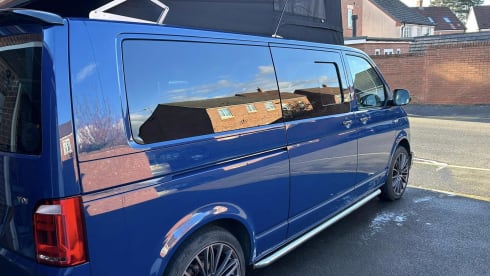 LWB Automatic VW Transporter – Beautiful Blue Transporter. Automatic, Long Wheel Base. Central London 
