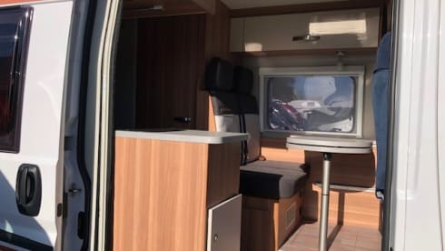 Weinsberg Carabus 601, 4 sleeping 4 seats, with awning.