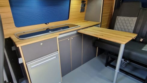 Vincent 'Van Go' – 4 berth Volkswagen campervan 