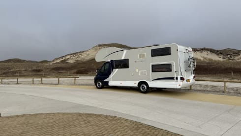 Caravane familiale spacieuse 6 places avec lits superposés, autonome en énergie.