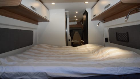 Black Beauty – Luxury Pilote bus camper for 2 persons