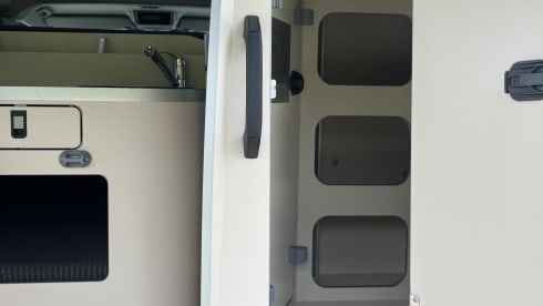 5p Ford Nugget Custom, high top – automatic, air conditioning – compact comfort