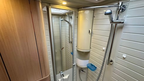 5p Bürstner With single beds and electric fold-down bed