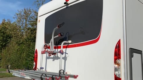 De Ixeo – Neat complete family camper for rent Burstner Ixeo