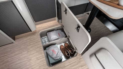 2026 4P McLouis 870+roof air conditioning, automatic 180 hp, bicycle rack, LPG, underfloor heating 