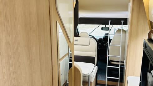 Queen Louise 2 – New luxury 6-person alcove camper