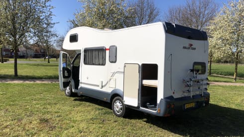 Luxurious spacious 6 person family camper with air conditioning (2x), garage and inventory.