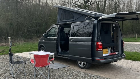 VW-Campingbus mit 3 Schlafplätzen aus dem Jahr 2018