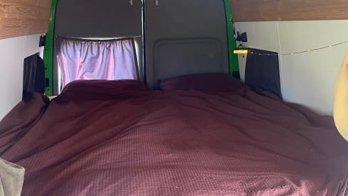 Bob – Funky 2-person off-grid sprinter with fixed bed