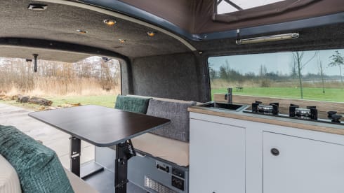 2p Volkswagen campervan uit 2003