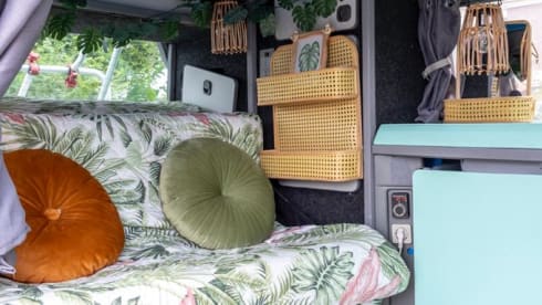 Bessie – 4p Volkswagen T4 campervan with lifting roof