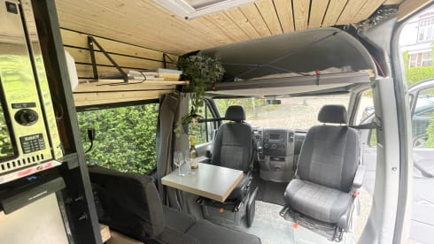 Beautifully spacious 2-4 person Bus camper Sprinter 2015