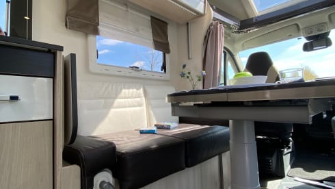 Geniet van ‘Camper Exclusief’ 💃🏻 – Super cool Camper CHAUSSON with Queen size bed.