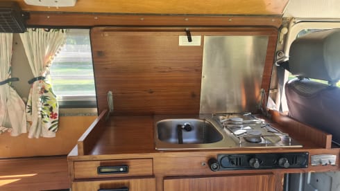 2p Volkswagen campervan uit 1969