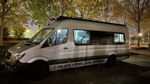 Beautifully spacious 2-4 person Bus camper Sprinter 2015