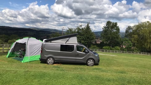 Ronnie Renault – 4 berth Renault Trafic campervan from 2017