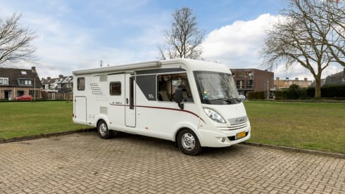 Liedje – Hymer Exsis-i with 2x AIRCO