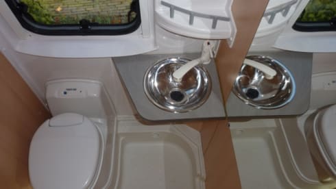 Compact bus camper for 2 adults and max. 2 small children