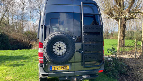 The Beast expeditie camper – 3p Mercedes-Benz bus from 2023
