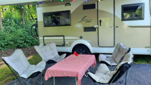 Comfortable and luxurious camper (4 persons)