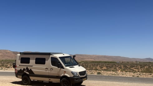 Super nice 4x4 Mercedes bus camper
