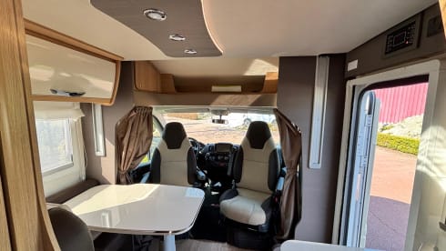 Compact luxury 4 pers. camper 2021 with lots of living space. Euro6 / 140hp 