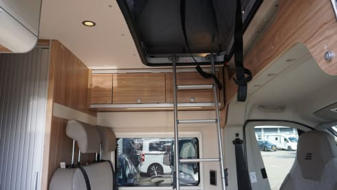 Bus camper with lifting roof