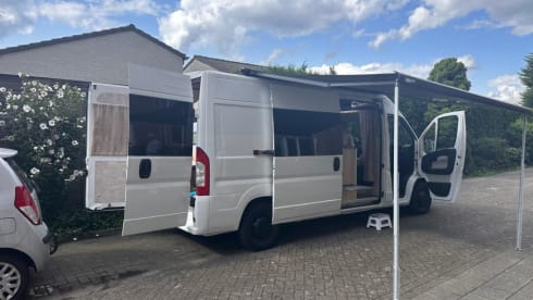 Bowie – Attractive, luxurious, off-grid campervan (incl. all-risk insurance)
