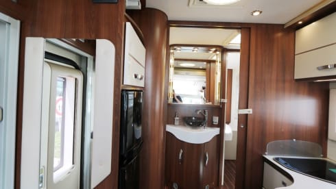 McLouis Sovereign 78 – Very luxurious, modern 5-person camper, freedom with real comfort
