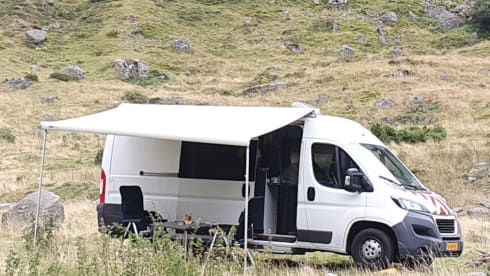 Cozy, very complete bus camper