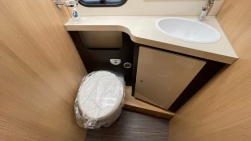 McLouis 1 Automaat – Premium Freedom! Modern Italian camper with single beds