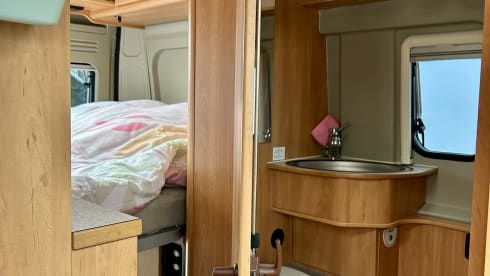 Mooie camperbus Pössl 2WIN PLUS met praktische en mooie opties