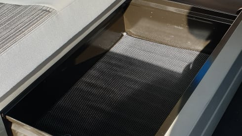 Zilver – Volkswagen T5 automatic California Bus camper with sleeping roof.