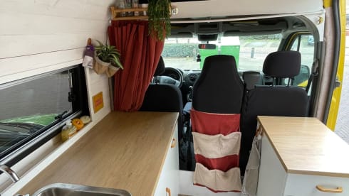 uswiththebus – Follow the sun met deze gele camperbus