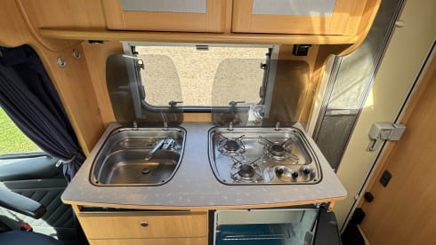 Bel camper semi-integrato Dethleffs per un massimo di 4 persone