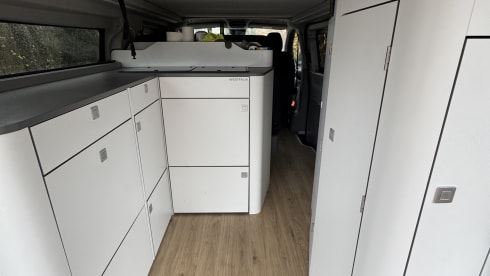 Nuggie – Fourgon aménagé Ford Nugget '25 bien conçu avec 4 couchages confortables