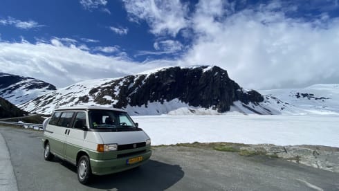 4p Volkswagen bus from 1995