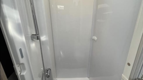 L&C – Equipped 4-person camper for your ideal road trip 