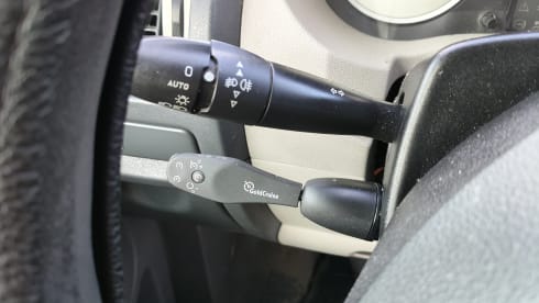 CAMPING-CAR SUPER COMPACT 2 PERSONNES CLIMATISATION RÉGULATEUR DE VITESSE PANNEAU SOLAIRE 