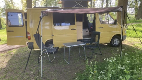 Sunshine – Kingsize bed camper van, recently installed