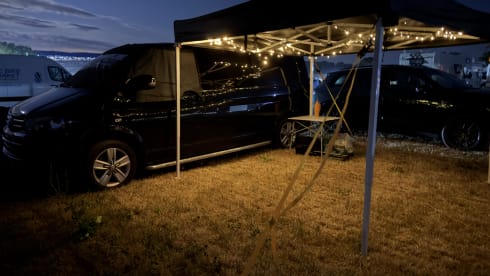     Campervan Volkswagen di alta gamma con letto a tutta larghezza.