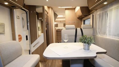 Enjoy Life – Luxury motorhome single beds + pull-down bed Carado T447