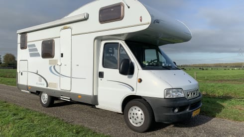 Hymer spacious 6p family camper with bunk beds