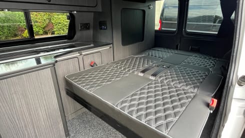 Wee Mags – Immaculate 4 berth 2017 VWT5 Camper